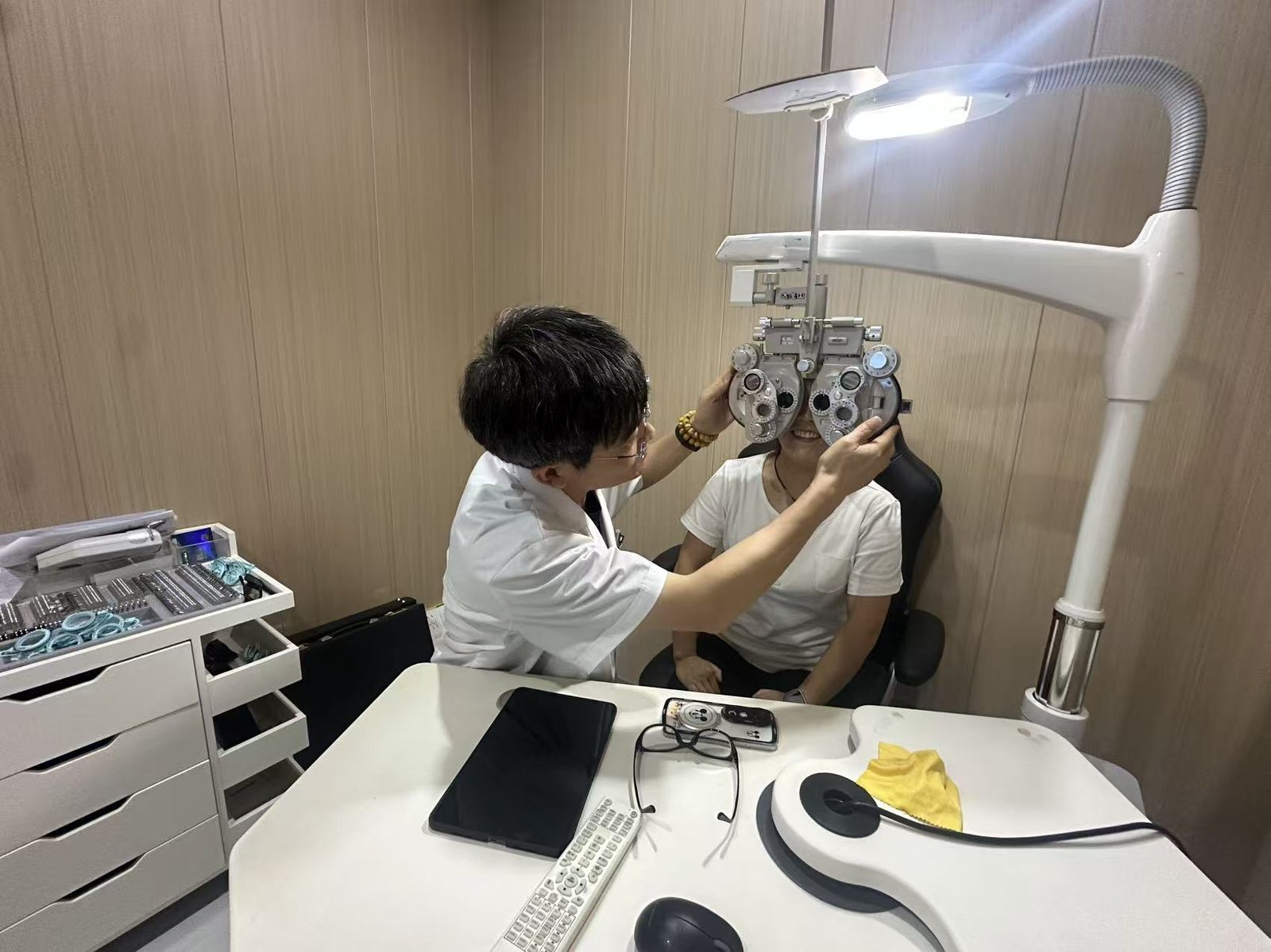 验光室综合验光仪检查实拍